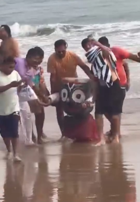 ସମୁଦ୍ରରେ ଭାସି ଆସିଲେ ମହାପ୍ରଭୁ 