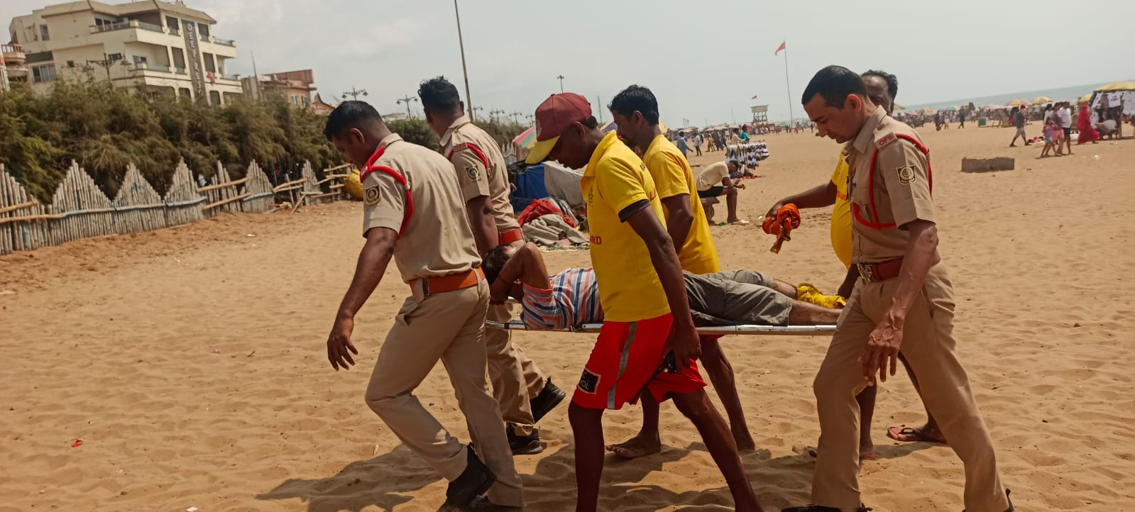 ପୁଣି  ସମୁଦ୍ରରେ ବୁଡ଼ିଗଲେ ପର୍ଯ୍ୟଟକ , ପର୍ଯ୍ୟଟକଙ୍କୁ ସୁରକ୍ଷିତ ଉଦ୍ଧାର କଲେ ଲାଇଫ୍ ଗାର୍ଡ଼