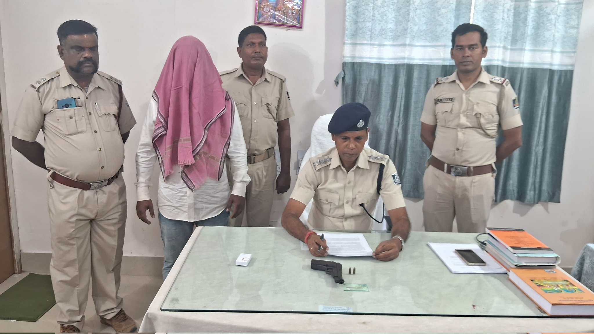 ମାଡ଼ି ବସିଲା ପୁଲିସ, ପିସ୍ତଲ ସହ ୨ ରାଉଣ୍ଡ ଗୁଳି ଜବତ