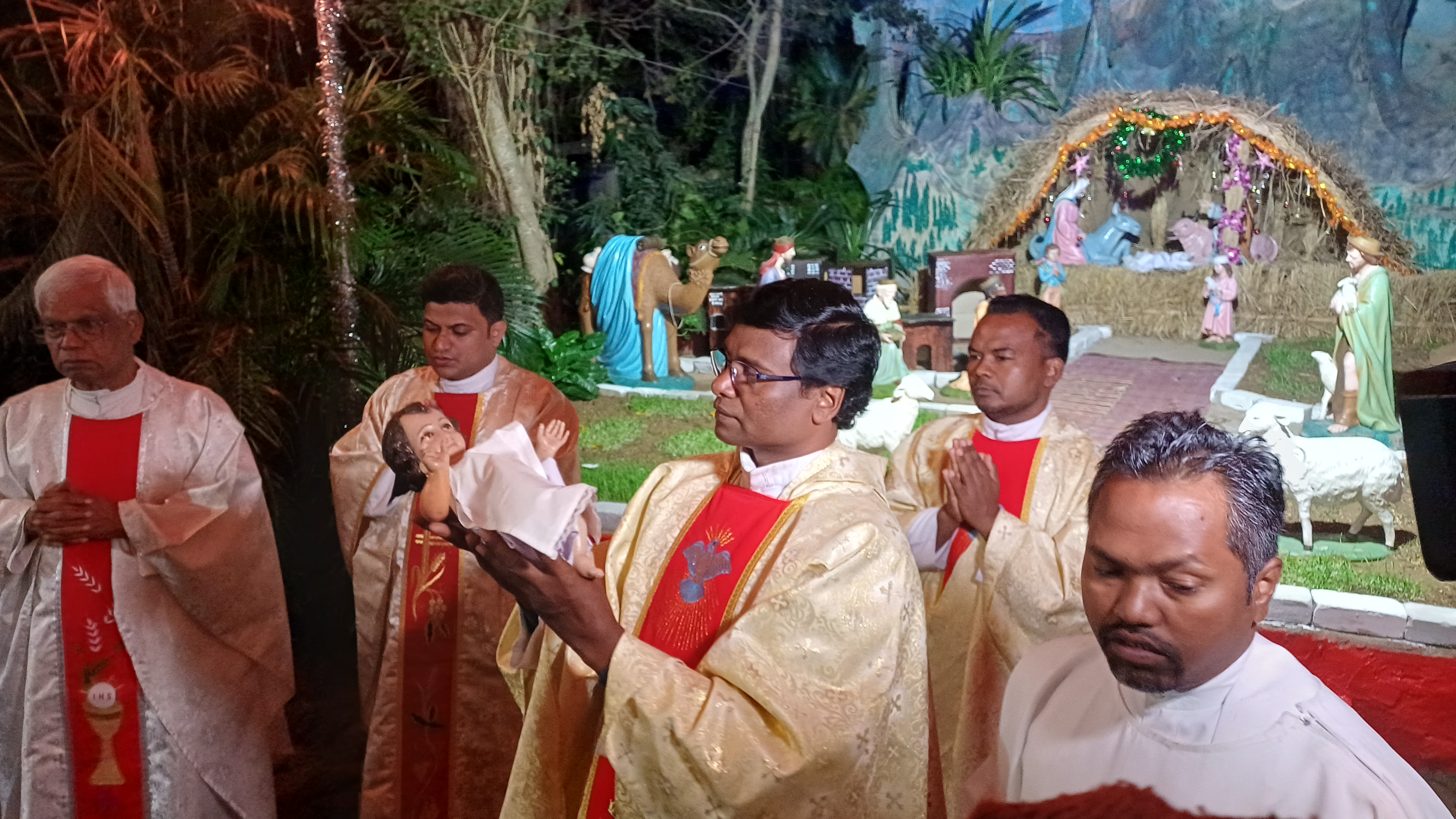 ଜନ୍ମ ନେଲେ ଯୀଶୁ ଖ୍ରୀଷ୍ଟ, ଉତ୍ସବ ମୁଖର ଚର୍ଚ୍ଚ 