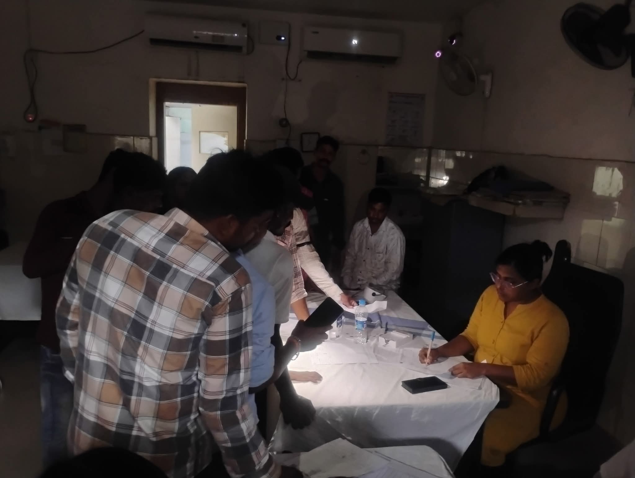 ମୋବାଇଲ୍ ଫୋନ୍ ଲାଇଟ୍‌ରେ ରୋଗୀ ଦେଖାଲେ ଡାକ୍ତର।