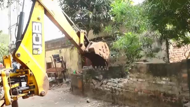 ନିଶା ବେପାରୀଙ୍କ ଘରେ ବୁଲିଲା ବୁଲଡୋଜର, ଘର ଭାଙ୍ଗିଲା ପ୍ରଶାସନ 