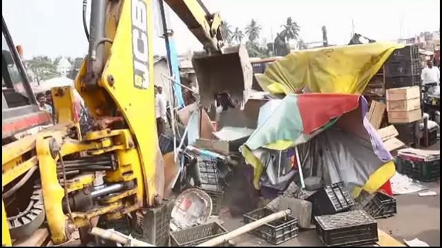  ବଡ଼ଶଙ୍ଖରେ ଉଠା ଦୋକାନୀଙ୍କୁ ଉଚ୍ଛେଦ ବେଳେ ଉତ୍ତେଜନା, ଦୋକାନୀ ଓ ପୋଲିସ ମଧ୍ୟରେ ମୁଁହାମୁହିଁ ପରିସ୍ଥିତିi