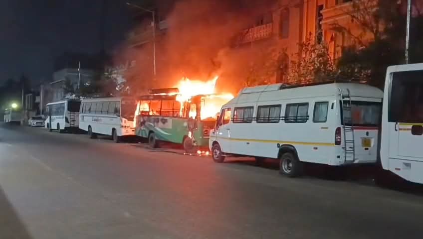 ବସଷ୍ଟାଣ୍ଡରେ ଭୟାବହ ଅଗ୍ନିକାଣ୍ଡ।ଯାତ୍ରୀବାହୀ ବସରେ ଲାଗିଲା ନିଆଁ