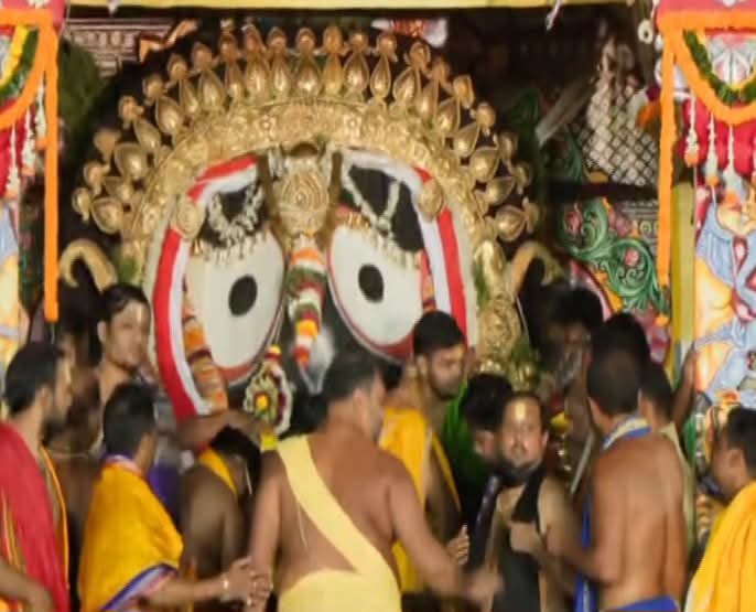 ଦୁର୍ଲ୍ଲଭ ସୁନାବେଶରେ ଭକ୍ତଙ୍କୁ ଦର୍ଶନ ଦେଲେ ମହାପ୍ରଭୁ, ଶ୍ରୀକ୍ଷେତ୍ର ପାଲଟିଲା ଜନ ସମୁଦ୍ର
