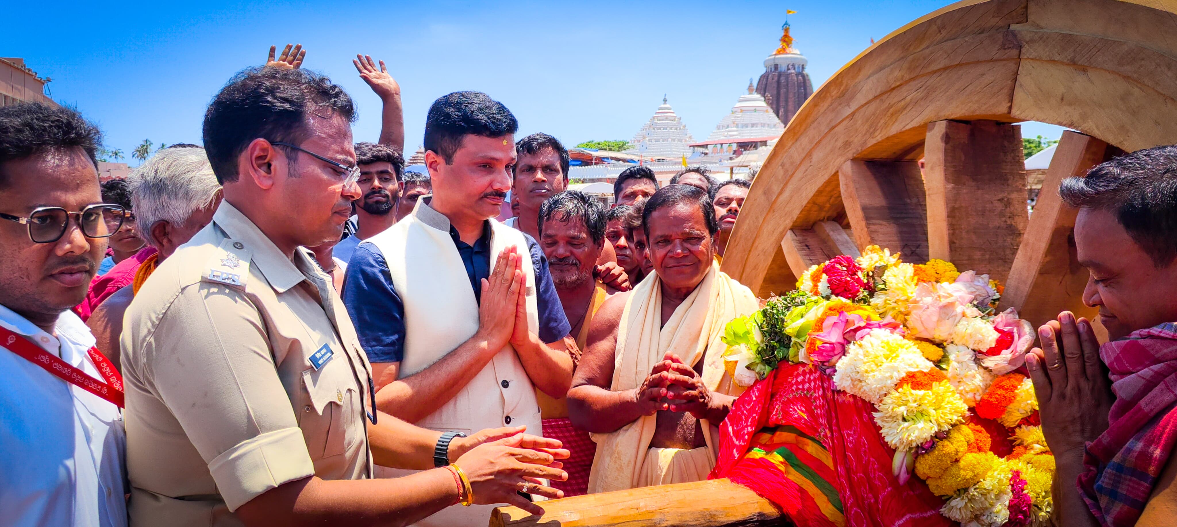 ଶ୍ରୀକ୍ଷେତ୍ରରେ ତିନି ରଥର ଚକ ଅଖ ଡେରା ନୀତି ; ଶ୍ରୀଜୀଉଙ୍କ ଆଜ୍ଞାମାଳ ଧରି ରଥଖଳାକୁ ବିଜେ ହେଲେ ପୂଜାପଣ୍ଡା ସେବକ