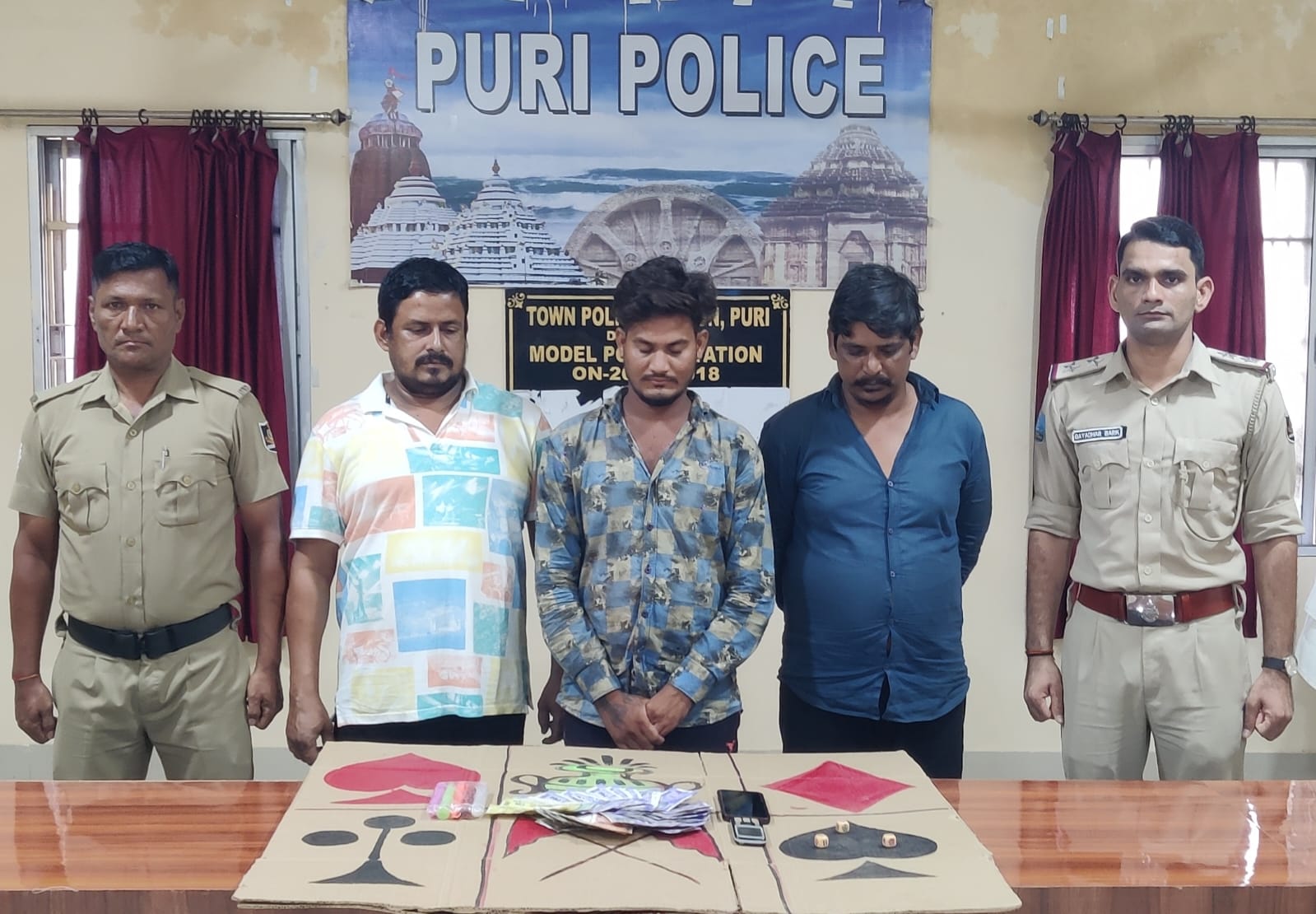 ଟାଉନ ପୁଲିସର ଜୁଆଆଡ୍ଡାରେ ଚଢ଼ାଉ, ୩ଅଟକ 