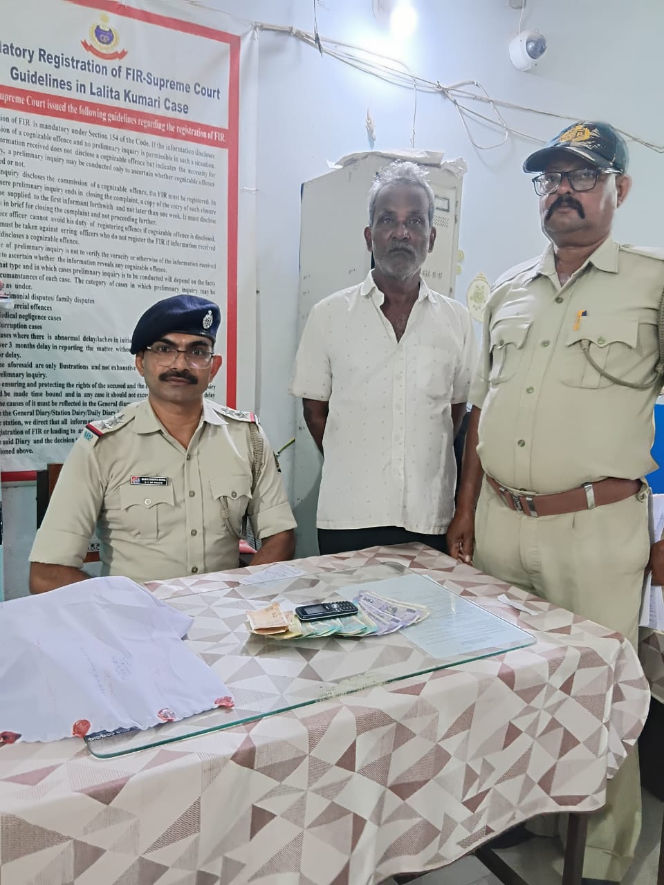 ସରକାରୀ ଭାଙ୍ଗ ଦୋକାନରୁ ଗଞ୍ଜେଇ ଜବତ, ଦୋକାନୀ ଗିରଫ 