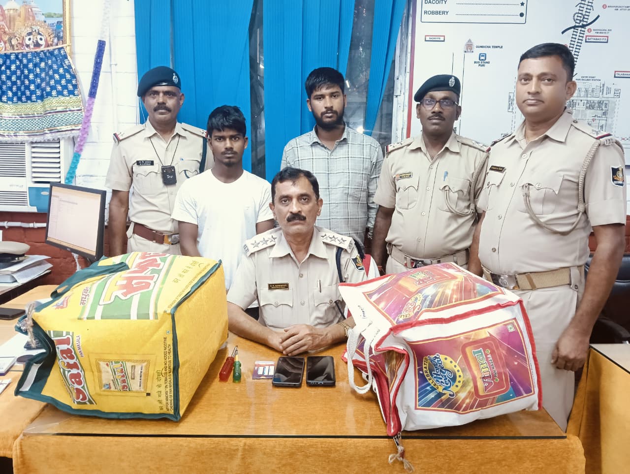 ଟ୍ରେନ ଭିତରେ ଗଞ୍ଜେଇ ଚାଲାଣ ଅଭିଯୋଗରେ  ଜିଆରପି ଥାନା ପୋଲିସ ଦ୍ବାରା ଦୁଇ ଗିରଫ ।