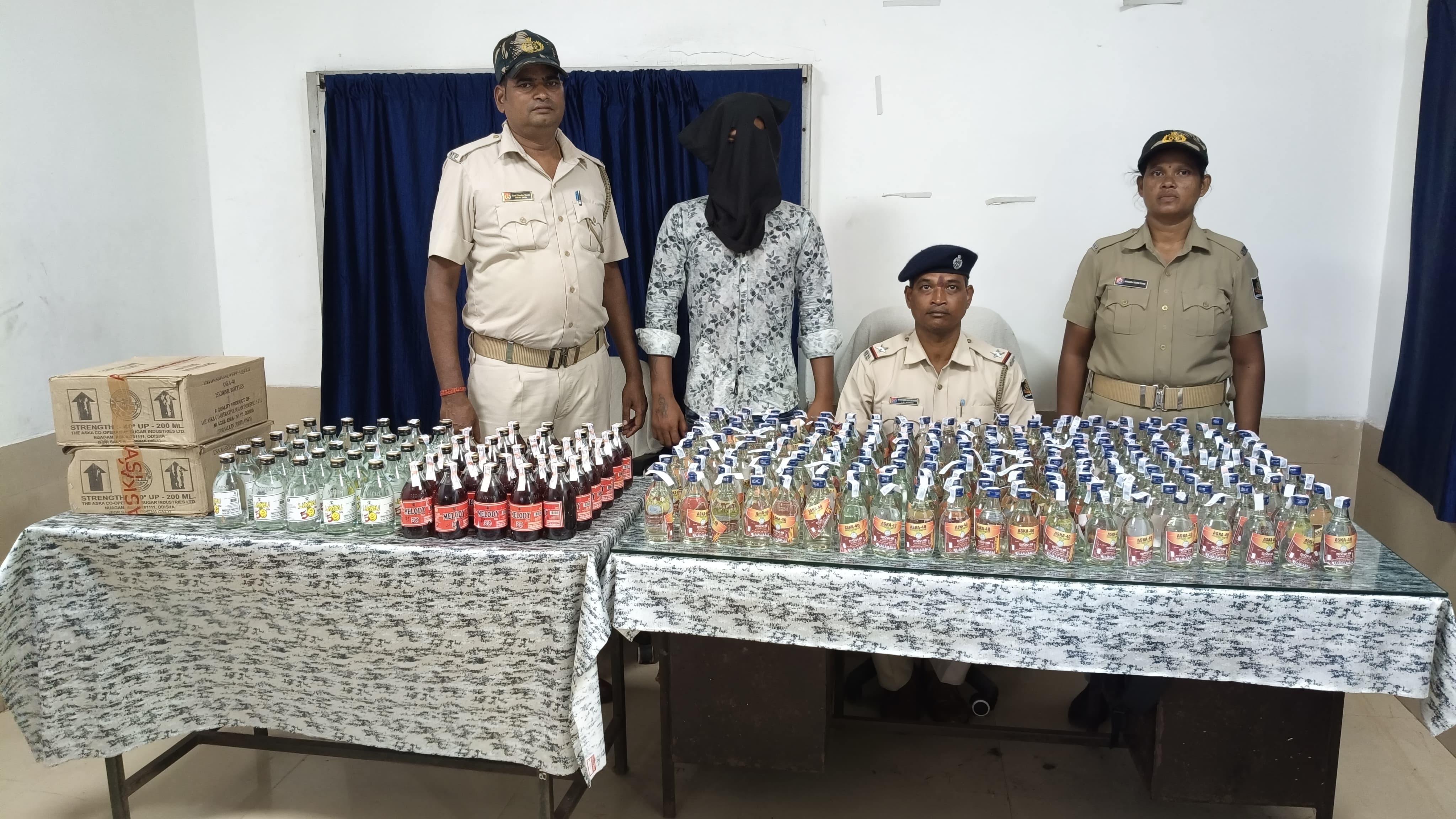 ମଦ ଚାଲାଣ ବେଳେ ଧରିଲା ପୁଲିସ  