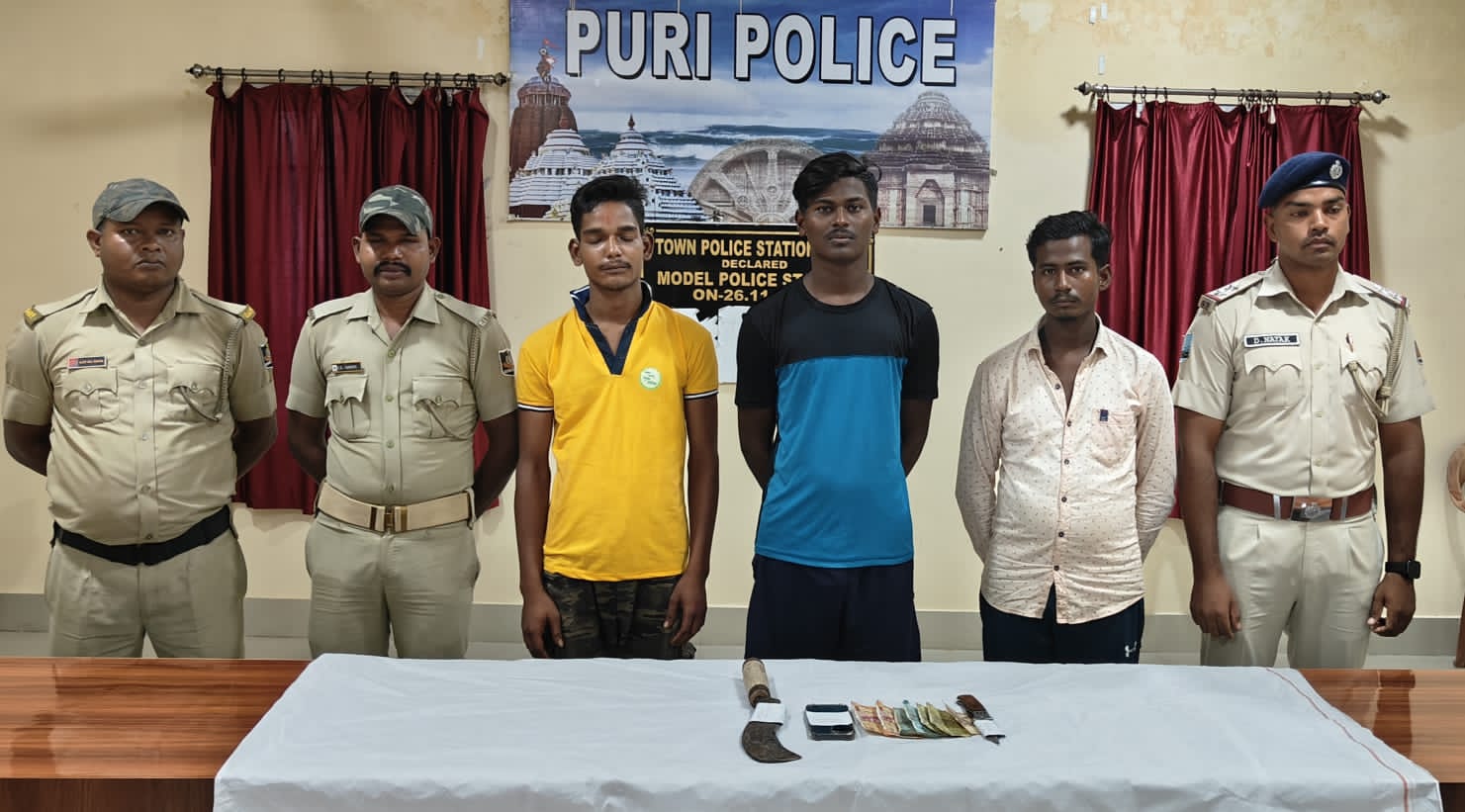 ୩ ଜଣ କୁଖ୍ୟାତ ପେଷାଦାର ଅପରାଧି ଟାଉନ ଥାନା ପୋଲିସ ଦ୍ୱାରା ଗିରଫ