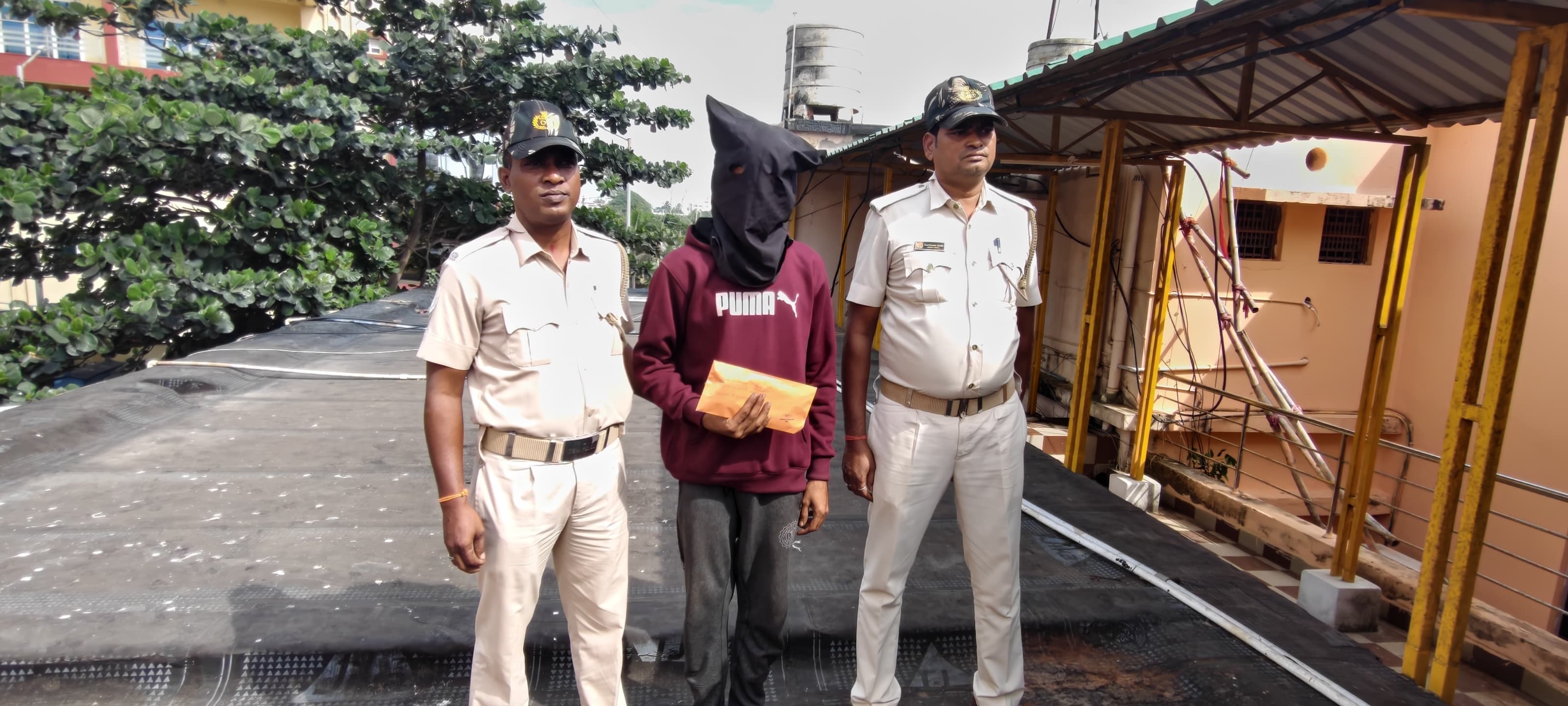 ବ୍ରାଉନ ସୁଗାର ବେପାରୀ ଗିରଫ,୮. ୬୦ଗ୍ରାମ ବ୍ରାଉନ ସୁଗାର ଜବତ 