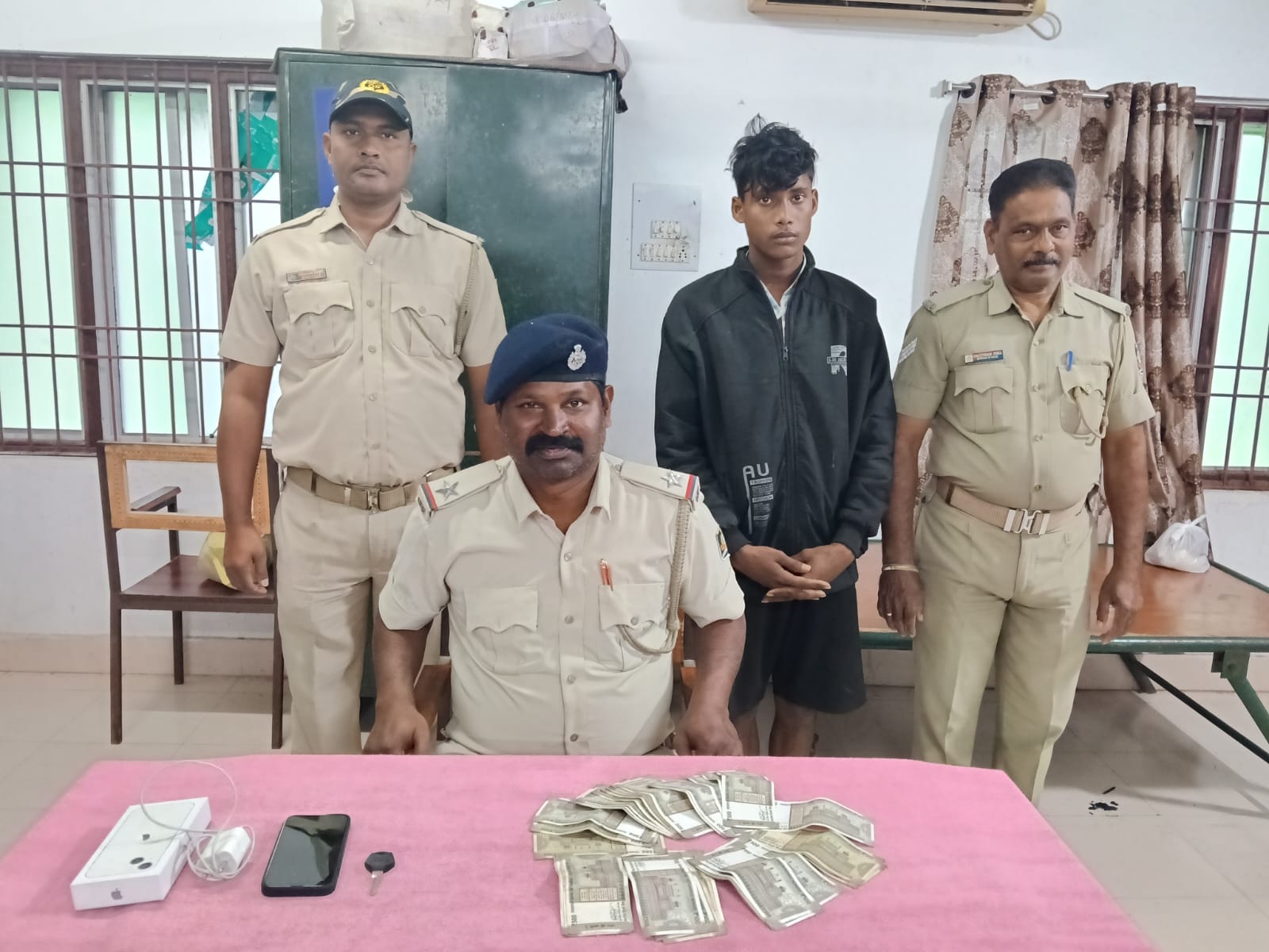 ଶୋଇବା ଘରୁ ଲକ୍ଷାଧିକ ଟଙ୍କା ଚୋରି, ଜଣେ ଗିରଫ 