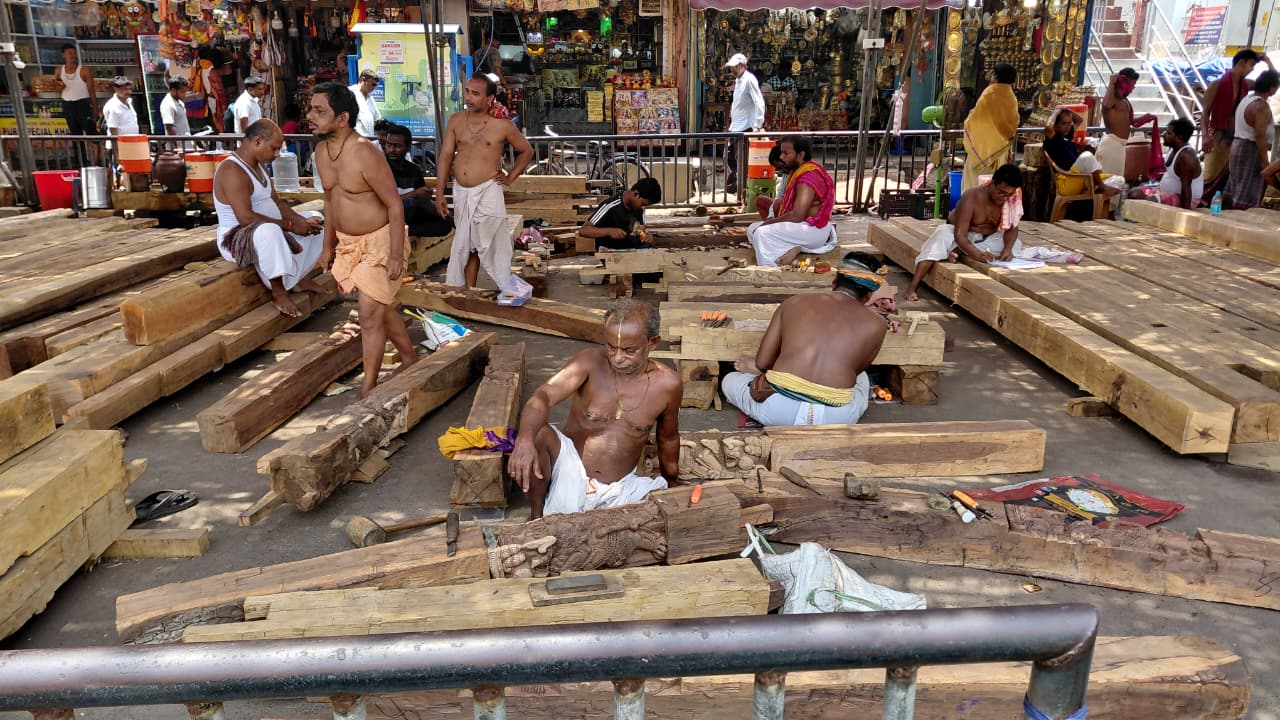 ମହାପ୍ରଭୁ ଙ୍କ ରଥ ନିର୍ମାଣ ରେ ଲାଗିଛନ୍ତି ରଥ ନିର୍ମାଣକାରି ସେବକ।
