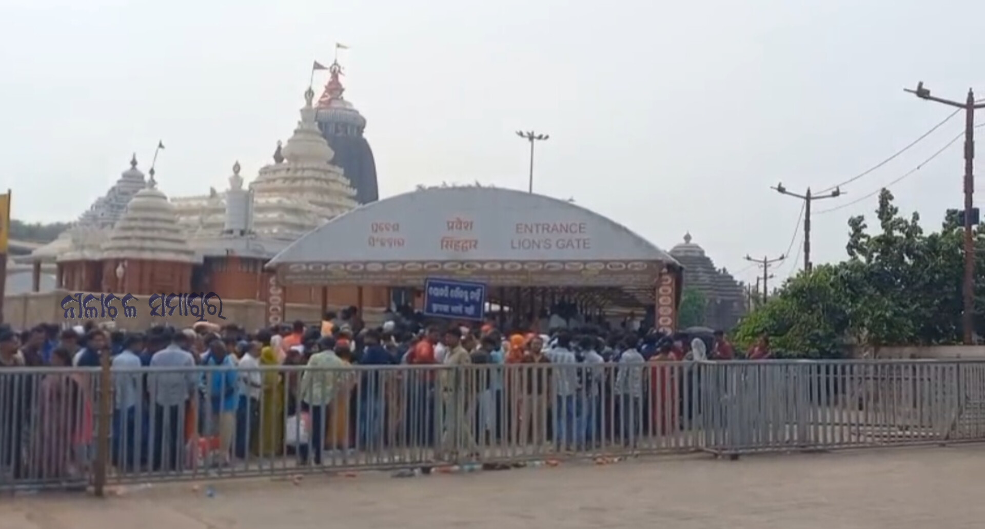 ଶ୍ରୀମନ୍ଦିରରେ ଭକ୍ତଙ୍କ ଅସମ୍ଭାଳ ଭିଡ଼। ବଡ଼ଦାଣ୍ଡରେ ଖରାରୁ ରକ୍ଷା ପାଇଁ କୌଣସି ସେଡ୍ ବ୍ୟବସ୍ଥା ନଥିବାରୁ ପ୍ରଚଣ୍ଡ ଖରାରେ ସିଝିଥିଲେ ଭକ୍ତ।