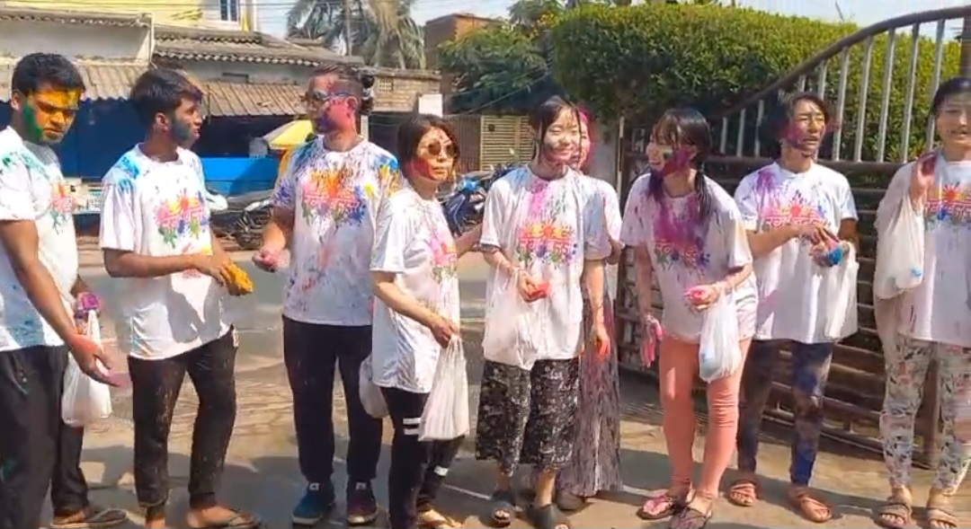 ଜାପାନରୁ ଆସିଥିବା ପର୍ଯ୍ୟଟକ ମାନେ ହୋଲି ପର୍ବକୁ ବେଶ୍ ଧୁମ୍ ଧାମରେ ପାଳନ କରିଛନ୍ତି।