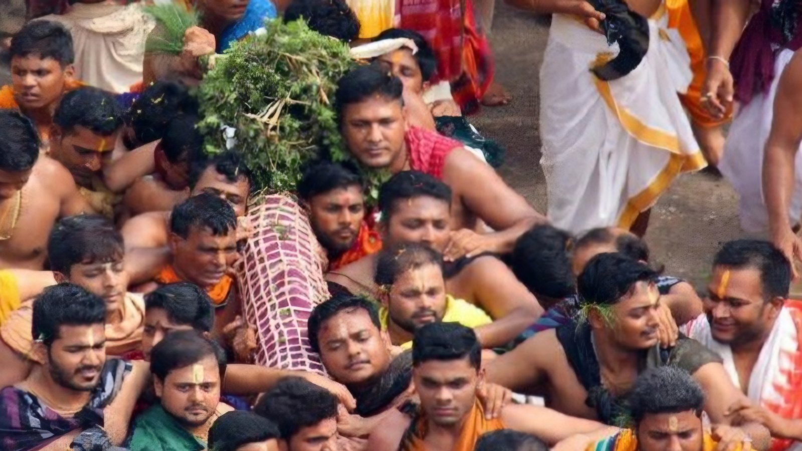 ଶ୍ରୀମନ୍ଦିର ଅଭିମୁଖେ ବାହୁଡ଼ିଲେ ଚତୁର୍ଦ୍ଧାବିଗ୍ରହ , ଶୂନ୍ୟ ପହଣ୍ଡିରେ ରଥକୁ ଆସିଲେ ସୁଦର୍ଶନ